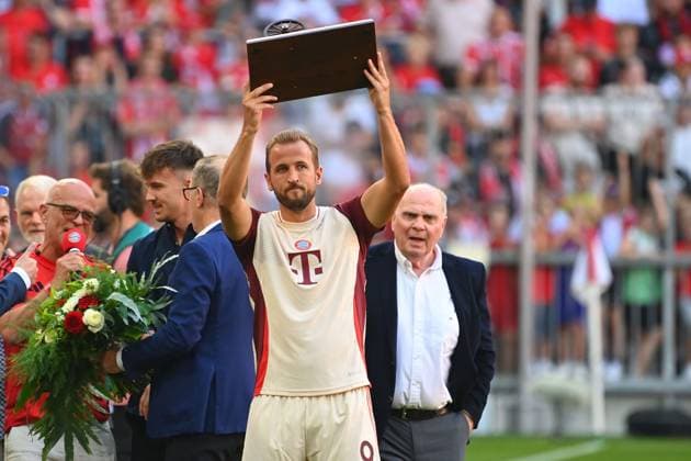 Harry KANE (Bayern Muenchen) mit der Torjaegerkanone,re:Uli HOENESS (Höness,Ehrenpraesident Bayern Muenchen), Fussball 1. Bundesliga Saison 2024 2025, 2.Spieltag, Spieltag02 FC Bayern Muenchen - SC Freiburg am 01.09.2024, A L L I A N Z A R E N A.