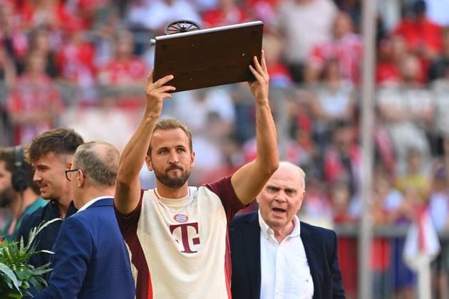 Harry KANE (Bayern Muenchen) mit der Torjaegerkanone,re:Uli HOENESS (Höness,Ehrenpraesident Bayern Muenchen), Fussball 1. Bundesliga Saison 2024 2025, 2.Spieltag, Spieltag02 FC Bayern Muenchen - SC Freiburg am 01.09.2024, A L L I A N Z A R E N A.
