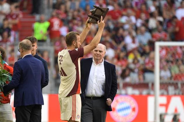 01.09.2024, xemx, Fussball 1.Bundesliga, FC Bayern Muenchen - SC Freiburg emspor, v.l. Harry Kane (FC Bayern Muenchen) mit Torjaeger Kanone (DFL DFB REGULATIONS PROHIBIT ANY USE OF PHOTOGRAPHS as IMAGE SEQUENCES and or QUASI-VIDEO) Muenchen