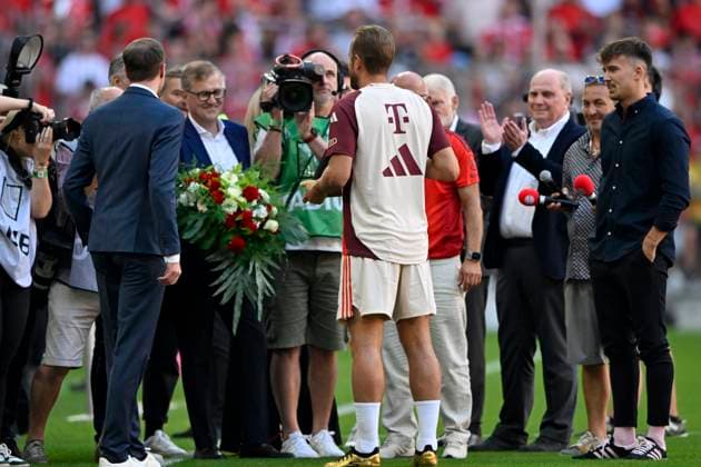Ehrung Torjäger Torjägerkanone Harry Kane FC Bayern Muenchen FCB (09) durch Kicker Jan-Christian Dreesen Vorstandsvorsitzender FC Bayern Muenchen FCB Uli Hoeneß Hoeness Ehrenpraesident Aufsichtsrat FC Bayern Muenchen FCB FC Bayern Muenchen FCB vs SC Freiburg SCF 01.09.2024 DFL REGULATIONS PROHIBIT ANY USE OF PHOTOGRAPHS AS IMAGE SEQUENCES AND OR QUASI-VIDEO FC Bayern Muenchen FCB vs SC Freiburg SCF