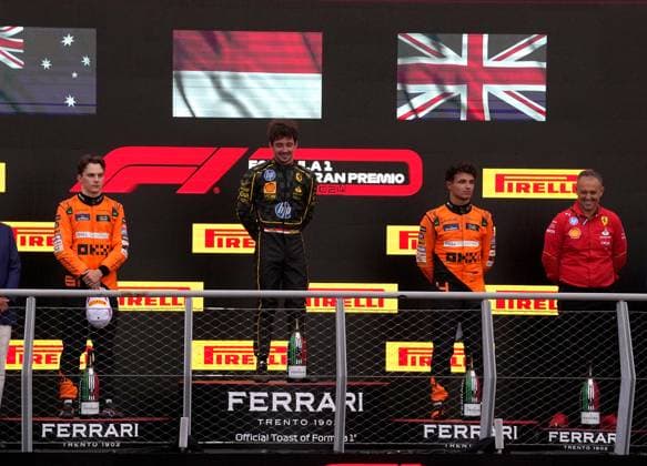 01.09.2024, Autodromo Nazionale di Monza, Monza, FORMULA 1 PIRELLI GRAN PREMIO D ITALIA 2024 ,im Bild Sieger Charles Leclerc (MCO), Scuderia Ferrari HP, 2. Platz für Oscar Piastri (AUS), McLaren F1 Team, 3. Platz für Lando Norris (GBR), Renndirektor Diego Ioverno (Scuderia Ferrari). Defodi-506_20240901_hbr_4355