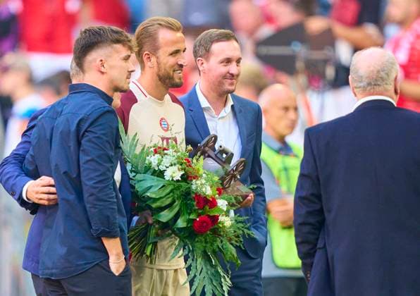 Sport Themen der Woche KW35 Sport Bilder des Tages Harry Kane, FCB 9 gets the Torjägerkanone as player with the most goals in the last season in the match FC BAYERN MUENCHEN - SC FREIBURG on Sep 1, 2024 in Munich, Germany. Season 2024 2025, 1.Bundesliga, FCB,, München, matchday 2, 2.Spieltag