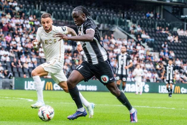 Sidiki Cherif (ANGERS SCO) Jonathan Clauss (OGC Nice) FOOTBALL : Angers SCO vs OGC Nice - Ligue 1 - Journée 3 - 01 09 2024 BaptisteAutissier Panoramic 