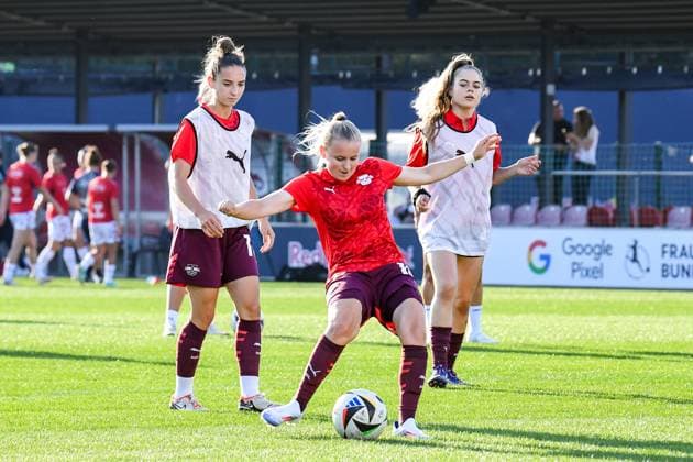 Fußball I Frauen I Saison 2024-2025 I Bundesliga I 1. Spieltag I RB Leipzig - 1. FC Köln I 01.09.2024 Vanessa Fudalla (10, Rasenballsport Leipzig) beim Einschießen beim Warmup Freisteller, Nahaufnahme, Porträt, Portrait, Einzelfoto, Einzelbild, Körper Leipzig RB Trainingszentrum, Cottaweg 7 Sachsen Deutschland Copyright: xLobeca InesxHähnelx