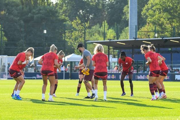 Fußball I Frauen I Saison 2024-2025 I Bundesliga I 1. Spieltag I RB Leipzig - 1. FC Köln I 01.09.2024 Abschlussübung bei den RB Leipzig Frauen beim Warmup bevor es in die Kabine geht Leipzig RB Trainingszentrum, Cottaweg 7 Sachsen Deutschland Copyright: xLobeca InesxHähnelx