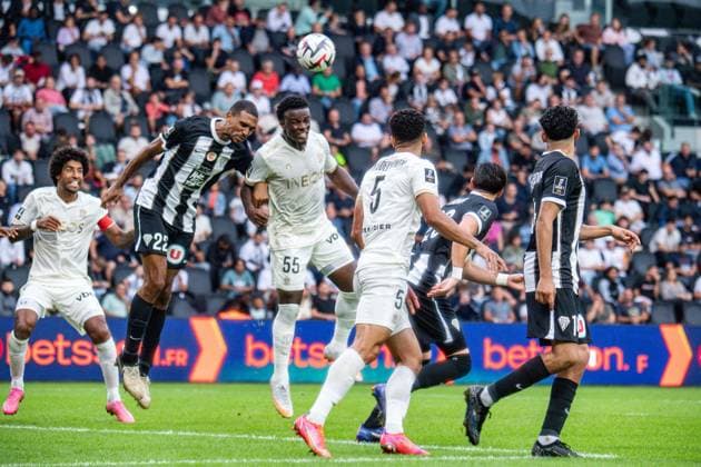 Youssouf Ndayishimiye (OGC Nice) Cédric Hountondji (ANGERS SCO) FOOTBALL : Angers SCO vs OGC Nice - Ligue 1 - Journée 3 - 01 09 2024 BaptisteAutissier Panoramic 