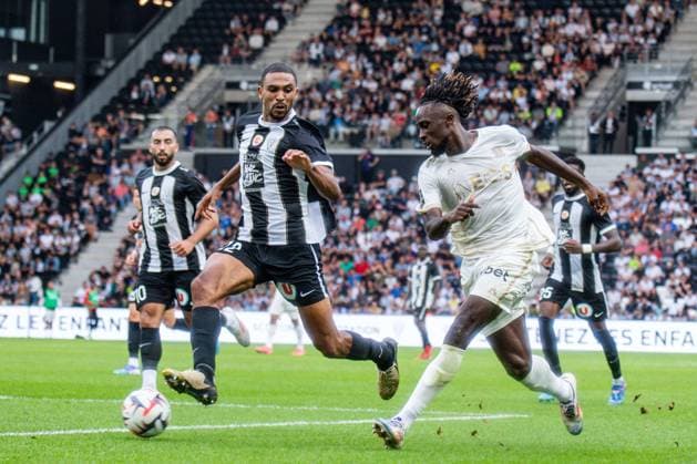 Evann Guessand (OGC Nice) Cédric Hountondji (ANGERS SCO) FOOTBALL : Angers SCO vs OGC Nice - Ligue 1 - Journée 3 - 01 09 2024 BaptisteAutissier Panoramic 