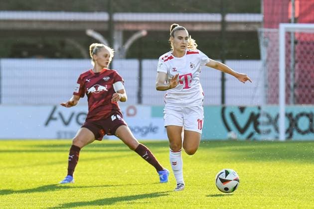 Fußball I Frauen I Saison 2024-2025 I Bundesliga I 1. Spieltag I RB Leipzig - 1. FC Köln I 01.09.2024 Julia Landenberger (21, Rasenballsport Leipzig) unterliegt im Zweikampf gegen Alena Bienz (11, 1. FC Köln) Leipzig RB Trainingszentrum, Cottaweg 7 Sachsen Deutschland Copyright: xLobeca InesxHähnelx