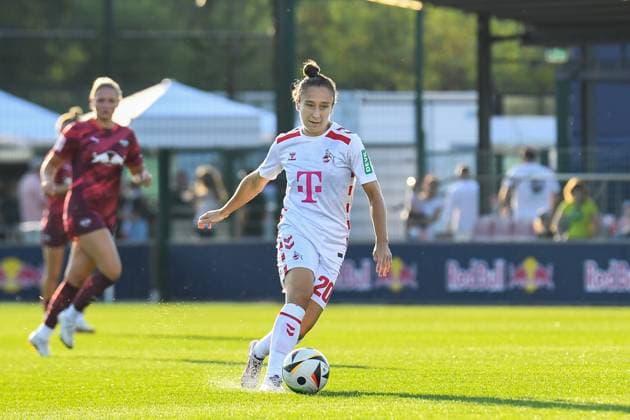 Fußball I Frauen I Saison 2024-2025 I Bundesliga I 1. Spieltag I RB Leipzig - 1. FC Köln I 01.09.2024 Sylwia Matysik (20, 1. FC Köln) spielt den Ball Freisteller, Nahaufnahme, Porträt, Portrait, Einzelfoto, Einzelbild, Körper Leipzig RB Trainingszentrum, Cottaweg 7 Sachsen Deutschland Copyright: xLobeca InesxHähnelx
