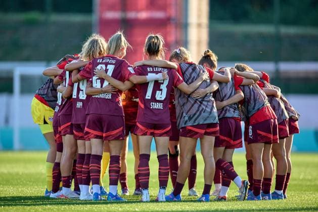 10.09.2024, GER, Frauenfußball, BL, 2024 2025, RB Leipzig - 1. FC Köln Mannschaftskreis, RB Leipzig, vor Anpfiff Leipzig Trainingszentrum der Roten Bulle Sachsen Deutschland