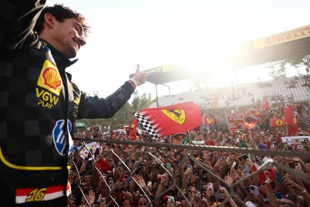 Sport Bilder des Tages F1 Italian Grand Prix 2024 Charles Leclerc of Ferrari ceelbrates with fans after the Formula 1 Italian Grand Prix at Autodromo Nazionale di Monza in Monza, Italy on September 1, 2024. Monza Italy  Copyright: xJakubxPorzyckix originalFilename:porzycki-f1italia240901_npmlP.jpg