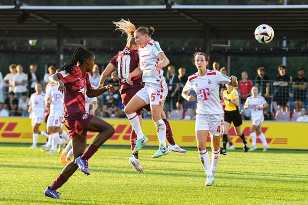Fußball I Frauen I Saison 2024-2025 I Bundesliga I 1. Spieltag I RB Leipzig - 1. FC Köln I 01.09.2024 Die zierliche Vanessa Fudalla (10, Rasenballsport Leipzig) setzt sich im Kopfballduell gegen Laura Donhauser (25, 1. FC Köln) durch und erzielt das 1:0 für die Leipziger Frauen Leipzig RB Trainingszentrum, Cottaweg 7 Sachsen Deutschland Copyright: xLobeca InesxHähnelx