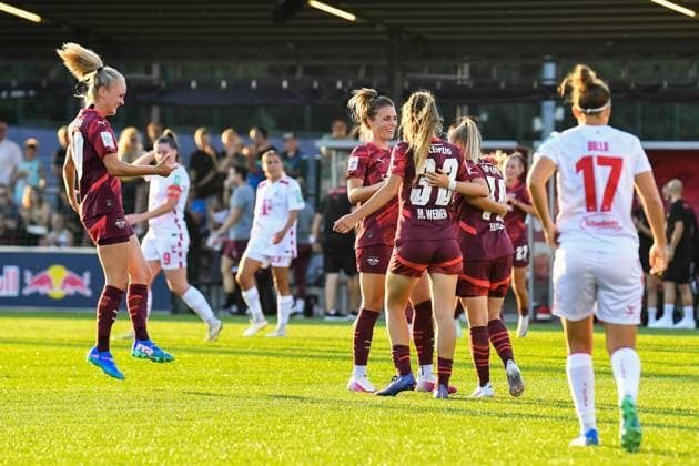 Fußball I Frauen I Saison 2024-2025 I Bundesliga I 1. Spieltag I RB Leipzig - 1. FC Köln I 01.09.2024 Torjubel RB Leipzig Frauen nach dem Tor von Vanessa Fudalla (10, Rasenballsport Leipzig) zum 1:0, v.l.n.r. Julia Landenberger (21, Rasenballsport Leipzig), Sandra Starke (13, Rasenballsport Leipzig), Mia Werner (32, Rasenballsport Leipzig) , Vanessa Fudalla (10, Rasenballsport Leipzig), rechts Nicole Billa (17, 1. FC Köln) Leipzig RB Trainingszentrum, Cottaweg 7 Sachsen Deutschland Copyright: xLobeca InesxHähnelx