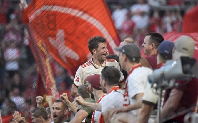 Sport Bilder des Tages 01.09.2024, xemx, Fussball 1.Bundesliga, FC Bayern Muenchen - SC Freiburg emspor, v.l. Thomas Mueller (FC Bayern Muenchen) bei den Fans in der Kurve (DFL DFB REGULATIONS PROHIBIT ANY USE OF PHOTOGRAPHS as IMAGE SEQUENCES and or QUASI-VIDEO) Muenchen