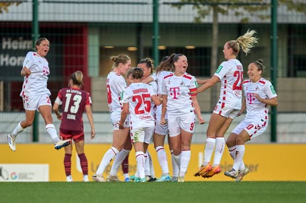 10.09.2024, GER, Frauenfußball, BL, 2024 2025, RB Leipzig - 1. FC Köln Mannschaft, Köln, Jubel nach Ausgleich Leipzig Trainingszentrum der Roten Bulle Sachsen Deutschland