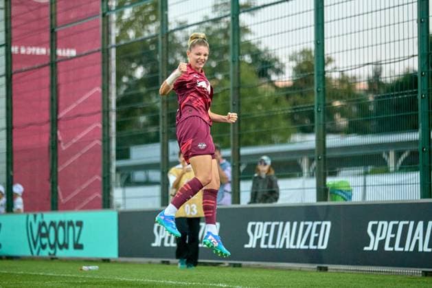 10.09.2024, GER, Frauenfußball, BL, 2024 2025, RB Leipzig - 1. FC Köln Julia Landenberger (21, RB Leipzig), Jubel, Sprung, nach 2:1 Leipzig Trainingszentrum der Roten Bulle Sachsen Deutschland