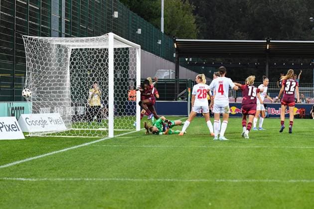 Fußball I Frauen I Saison 2024-2025 I Bundesliga I 1. Spieltag I RB Leipzig - 1. FC Köln I 01.09.2024 Torjubel RB Leipzig nach dem Tor von Lindenberger zum 2:1, Paula Hoppe (12, 1. FC Köln, Ersatztorwart) geschlagen am Boden, der Ball schlägt im Netz ein Leipzig RB Trainingszentrum, Cottaweg 7 Sachsen Deutschland Copyright: xLobeca InesxHähnelx