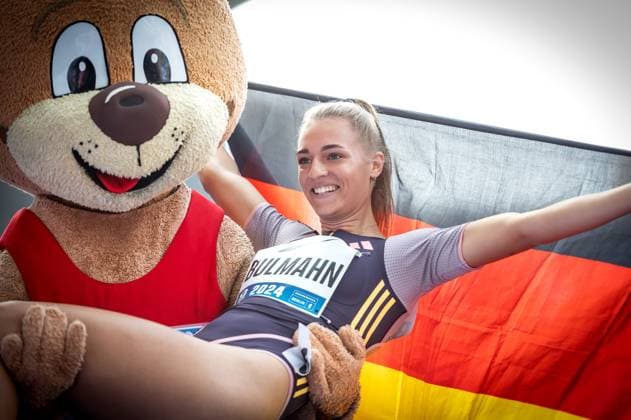 Sport Themen der Woche KW35 Sport Bilder des Tages ISTAF 2024; Berlin, 01.09.2024 Maskottchen Berlino mit 400m-Siegerin Luna BULMAHN (GER) im Arm; ISTAF Berlin am 01.09.2024 im Olympiastadion in Berlin (Deutschland). *** ISTAF 2024 Berlin, 01 09 2024 Mascot Berlino holding 400m winner Luna BULMAHN GER ISTAF Berlin on 01 09 2024 at the Olympiastadion in Berlin Germany Copyright: xBEAUTIFULxSPORTS R.xSchmittx