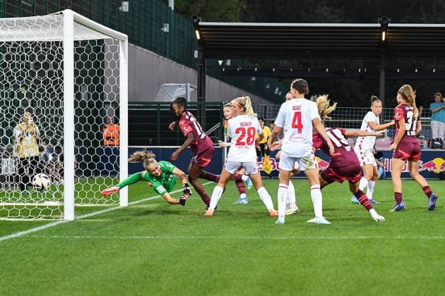 Fußball I Frauen I Saison 2024-2025 I Bundesliga I 1. Spieltag I RB Leipzig - 1. FC Köln I 01.09.2024 Torjubel RB Leipzig nach dem Tor von Lindenberger zum 2:1, Paula Hoppe (12, 1. FC Köln, Ersatztorwart) geschlagen am Boden, der Ball schlägt im Netz ein Leipzig RB Trainingszentrum, Cottaweg 7 Sachsen Deutschland Copyright: xLobeca InesxHähnelx