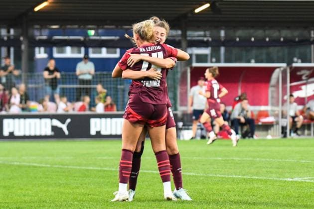 Fußball I Frauen I Saison 2024-2025 I Bundesliga I 1. Spieltag I RB Leipzig - 1. FC Köln I 01.09.2024 Torjubel Marleen Schimmer (14, Rasenballsport Leipzig) und Julia Magerl (5, Rasenballsport Leipzig) nach dem Tor von Lindenberger zum 2:1 Leipzig RB Trainingszentrum, Cottaweg 7 Sachsen Deutschland Copyright: xLobeca InesxHähnelx