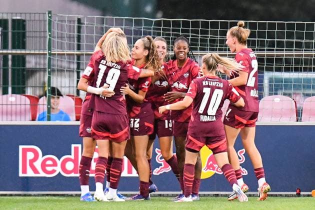Fußball I Frauen I Saison 2024-2025 I Bundesliga I 1. Spieltag I RB Leipzig - 1. FC Köln I 01.09.2024 Torjubel RB Leipzig nach dem Tor von Julia Landenberger (21, Rasenballsport Leipzig) zum 2:1 Leipzig RB Trainingszentrum, Cottaweg 7 Sachsen Deutschland Copyright: xLobeca InesxHähnelx