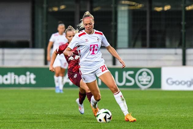 Fußball I Frauen I Saison 2024-2025 I Bundesliga I 1. Spieltag I RB Leipzig - 1. FC Köln I 01.09.2024 Vanessa Fudalla (10, Rasenballsport Leipzig) hat sich an die Fersen von Janina Hechler (28, 1. FC Köln) geheftet Leipzig RB Trainingszentrum, Cottaweg 7 Sachsen Deutschland Copyright: xLobeca InesxHähnelx
