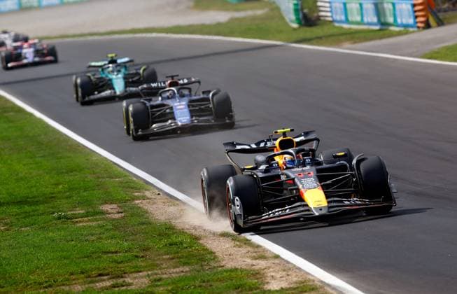 11 PEREZ Sergio (mex), Red Bull Racing RB20, action during the Formula 1 Pirelli Gran Premio d’Italia 2024, Italian Grand Prix 2024, 16th round of the 2024 Formula One World Championship, WM, Weltmeisterschaft from August 30 to September 1, 2024 on the Autodromo Nazionale Monza, in Monza, Italy - F1 - ITALIAN GRAND PRIX 2024 DPPI Panoramic  F12024GP16ITA_JK527597