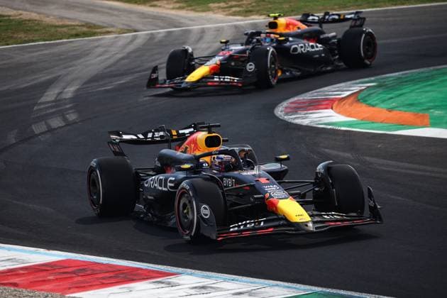 01 VERSTAPPEN Max (nld), Red Bull Racing RB20, action 11 PEREZ Sergio (mex), Red Bull Racing RB20, action during the Formula 1 Pirelli Gran Premio d’Italia 2024, Italian Grand Prix 2024, 16th round of the 2024 Formula One World Championship, WM, Weltmeisterschaft from August 30 to September 1, 2024 on the Autodromo Nazionale Monza, in Monza, Italy - F1 - ITALIAN GRAND PRIX 2024 DPPI Panoramic 240901_R16_ITALIA_DP_XB3_0768