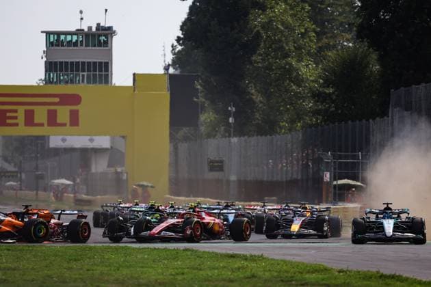 Start of the race: 04 NORRIS Lando (gbr), McLaren F1 Team MCL38, 81 PIASTRI Oscar (aus), McLaren F1 Team MCL38, 63 RUSSELL George (gbr), Mercedes AMG F1 Team W15, during the Formula 1 Pirelli Gran Premio d’Italia 2024, Italian Grand Prix 2024, 16th round of the 2024 Formula One World Championship, WM, Weltmeisterschaft from August 30 to September 1, 2024 on the Autodromo Nazionale Monza, in Monza, Italy - F1 - ITALIAN GRAND PRIX 2024 DPPI Panoramic 240901_R16_ITALIA_DP_FG0O8206