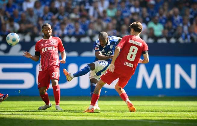 v.l. Linton MAINA (K), Christopher ANTWI-ADJEI (GE), Denis HUSEINBASIC (K) Zweikampf, Aktion, Fussball 2. Bundesliga, 4.Spieltag, FC Schalke 04 (GE) - 1. FC Koeln (K) 1:3, am 01.09.2024 in Gelsenkirchen Deutschland. DFL regulations prohibit any use of photographs as image sequences and or quasi-video Â