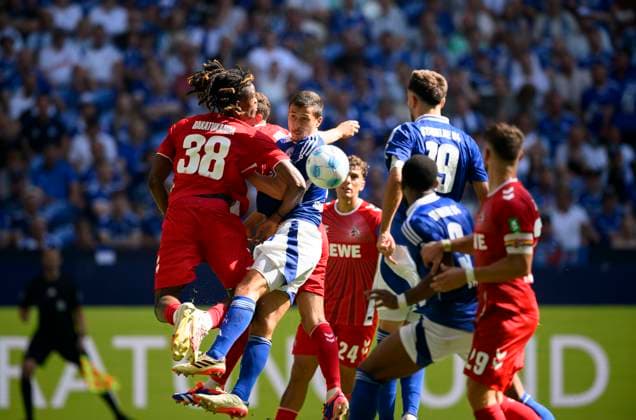 v.l. Elias BAKATUKANDA (K), Ron SCHALLENBERG (GE), Eric MARTEL (K), Kenan KARAMAN (GE), Moussa SYLLA Luftkampf, Zweikampf, Aktion, Fussball 2. Bundesliga, 4.Spieltag, FC Schalke 04 (GE) - 1. FC Koeln (K) 1:3, am 01.09.2024 in Gelsenkirchen Deutschland. DFL regulations prohibit any use of photographs as image sequences and or quasi-video Â