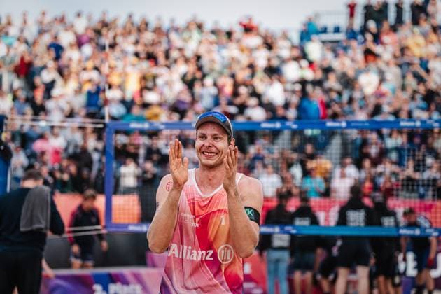 Beachvolleyball Männer Allianz German Beach Tour Deutsche Beachvolleyball-Meisterschaft 2024 01.09.2024 Nils Ehlers fröhlich nach dem Sieg bei den Deutschen Meisterschaften Timmendorfer Strand Ahmann-Hager-Arena Schleswig-Holstein Deutschland