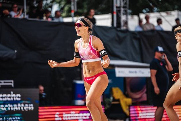 Beachvolleyball Frauen Allianz German Beach Tour Deutsche Beachvolleyball-Meisterschaft 2024 01.09.2024 Sandra Ittlinger jubelt Timmendorfer Strand Ahmann-Hager-Arena Schleswig-Holstein Deutschland