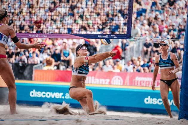Beachvolleyball Frauen Allianz German Beach Tour Deutsche Beachvolleyball-Meisterschaft 2024 01.09.2024 Lea Kunst spielt den Ball Timmendorfer Strand Ahmann-Hager-Arena Schleswig-Holstein Deutschland