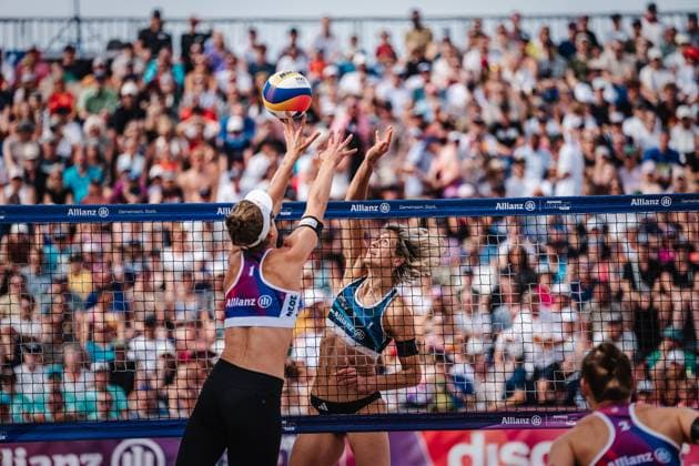 Beachvolleyball Frauen Allianz German Beach Tour Deutsche Beachvolleyball-Meisterschaft 2024 01.09.2024 Laura Ludwig (rechts) greift an gegen Svenja Müller (links) Timmendorfer Strand Ahmann-Hager-Arena Schleswig-Holstein Deutschland