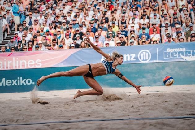 Beachvolleyball Frauen Allianz German Beach Tour Deutsche Beachvolleyball-Meisterschaft 2024 01.09.2024 Laura Ludwig versucht den Ball zu erreichen und schafft es nicht Timmendorfer Strand Ahmann-Hager-Arena Schleswig-Holstein Deutschland