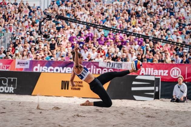 Beachvolleyball Frauen Allianz German Beach Tour Deutsche Beachvolleyball-Meisterschaft 2024 01.09.2024 Cinja Tillmann spielt den Ball spektakulär mit dem Fuss Timmendorfer Strand Ahmann-Hager-Arena Schleswig-Holstein Deutschland