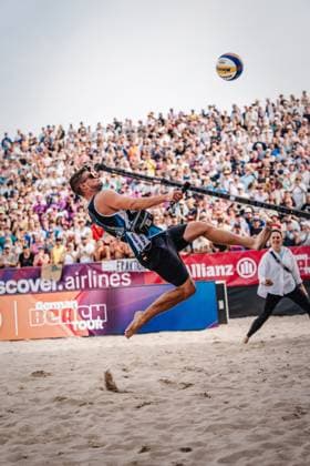 Beachvolleyball Frauen Allianz German Beach Tour Deutsche Beachvolleyball-Meisterschaft 2024 01.09.2024 Moderator Bengt Kunkel macht einen Fallrückzieher Timmendorfer Strand Ahmann-Hager-Arena Schleswig-Holstein Deutschland