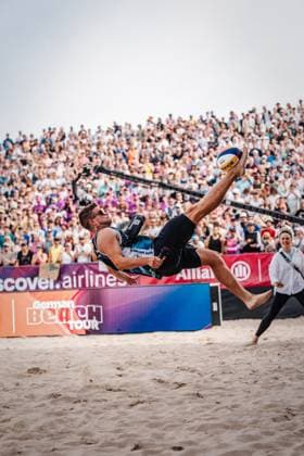 Beachvolleyball Frauen Allianz German Beach Tour Deutsche Beachvolleyball-Meisterschaft 2024 01.09.2024 Moderator Bengt Kunkel macht einen Fallrückzieher Timmendorfer Strand Ahmann-Hager-Arena Schleswig-Holstein Deutschland
