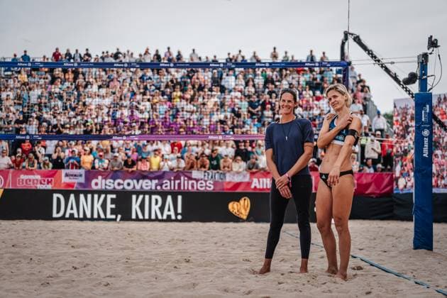 Beachvolleyball Frauen Allianz German Beach Tour Deutsche Beachvolleyball-Meisterschaft 2024 01.09.2024 v.l. Kira Walkenhorst und Laura Ludwig bei ihrer Verabschiedung Timmendorfer Strand Ahmann-Hager-Arena Schleswig-Holstein Deutschland