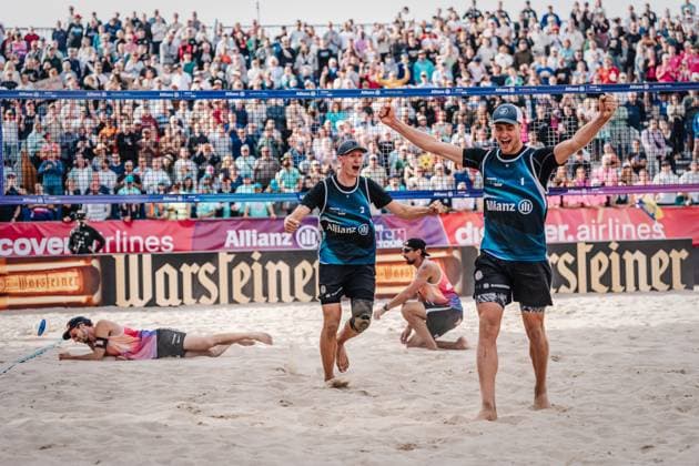 Beachvolleyball Männer Allianz German Beach Tour Deutsche Beachvolleyball-Meisterschaft 2024 01.09.2024 v.l. Robin Sowa und Max Just jubel nach dem Sieg im Spiel um Platz drei Timmendorfer Strand Ahmann-Hager-Arena Schleswig-Holstein Deutschland