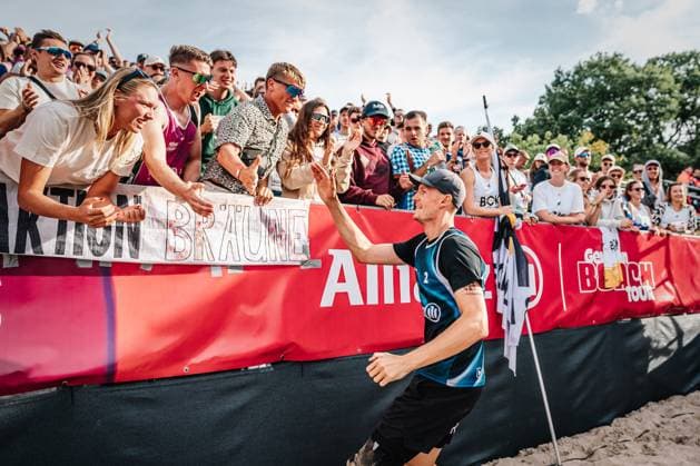 Beachvolleyball Männer Allianz German Beach Tour Deutsche Beachvolleyball-Meisterschaft 2024 01.09.2024 Robin Sowa freut sich nach dem Sieg im Spiel um Platz Drei Timmendorfer Strand Ahmann-Hager-Arena Schleswig-Holstein Deutschland