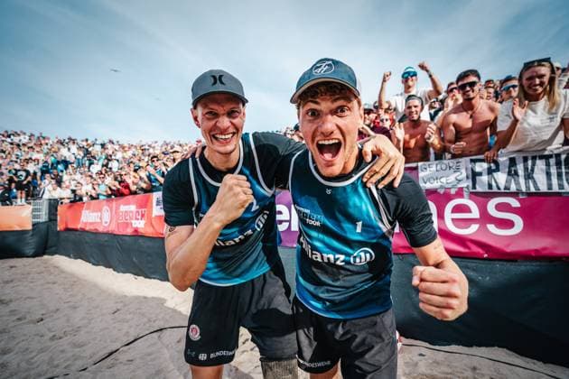 Beachvolleyball Männer Allianz German Beach Tour Deutsche Beachvolleyball-Meisterschaft 2024 01.09.2024 v.l. Robin Sowa und Max Just freuen sich nach dem Sieg im Spiel um Platz Drei Timmendorfer Strand Ahmann-Hager-Arena Schleswig-Holstein Deutschland