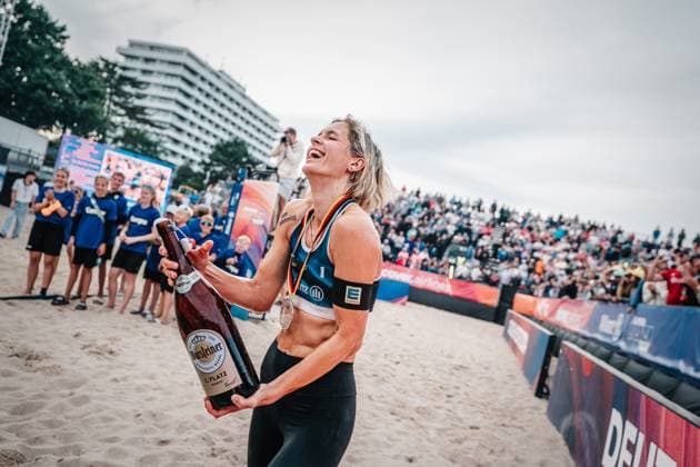 Beachvolleyball Frauen und Männer Allianz German Beach Tour Deutsche Beachvolleyball-Meisterschaft 2024 01.09.2024 Laura Ludwig bei der Siegerehrung Timmendorfer Strand Ahmann-Hager-Arena Schleswig-Holstein Deutschland