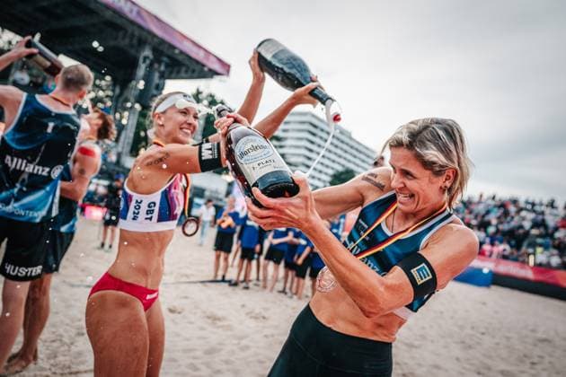 Beachvolleyball Frauen und Männer Allianz German Beach Tour Deutsche Beachvolleyball-Meisterschaft 2024 01.09.2024 v.l. Sandra Ittlinger und Laura Ludwig Bierdusche Timmendorfer Strand Ahmann-Hager-Arena Schleswig-Holstein Deutschland