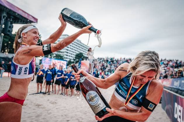 Beachvolleyball Frauen und Männer Allianz German Beach Tour Deutsche Beachvolleyball-Meisterschaft 2024 01.09.2024 v.l. Sandra Ittlinger und Laura Ludwig Bierdusche Timmendorfer Strand Ahmann-Hager-Arena Schleswig-Holstein Deutschland