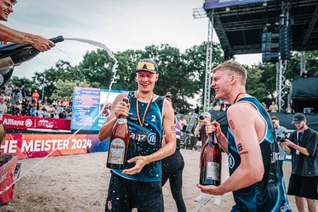 Beachvolleyball Frauen und Männer Allianz German Beach Tour Deutsche Beachvolleyball-Meisterschaft 2024 01.09.2024 v.l. Max Just, Robin Sowa und Philipp Huster Bierdusche Timmendorfer Strand Ahmann-Hager-Arena Schleswig-Holstein Deutschland
