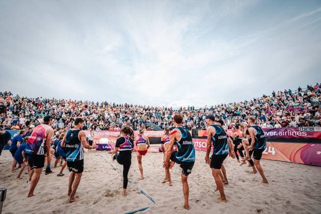 Beachvolleyball Frauen und Männer Allianz German Beach Tour Deutsche Beachvolleyball-Meisterschaft 2024 01.09.2024 Die Sieger feiern mit den Fans Timmendorfer Strand Ahmann-Hager-Arena Schleswig-Holstein Deutschland