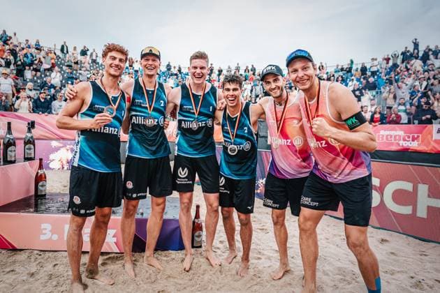 Beachvolleyball Frauen und Männer Allianz German Beach Tour Deutsche Beachvolleyball-Meisterschaft 2024 01.09.2024 Die Sieger im Herrenfeld v.l. Max Just, Robin Sowa, Philipp Huster, Lui Wüst, Clemens Wickler und Nils Ehlers Timmendorfer Strand Ahmann-Hager-Arena Schleswig-Holstein Deutschland