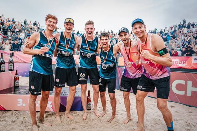 Beachvolleyball Frauen und Männer Allianz German Beach Tour Deutsche Beachvolleyball-Meisterschaft 2024 01.09.2024 Die Sieger im Herrenfeld v.l. Max Just, Robin Sowa, Philipp Huster, Lui Wüst, Clemens Wickler und Nils Ehlers Timmendorfer Strand Ahmann-Hager-Arena Schleswig-Holstein Deutschland
